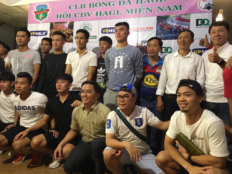 Ban huấn luyện, các cầu thủ HAGl và người hâm mộ chụp hình lưu niệm trong buổi Gala giao lưu.