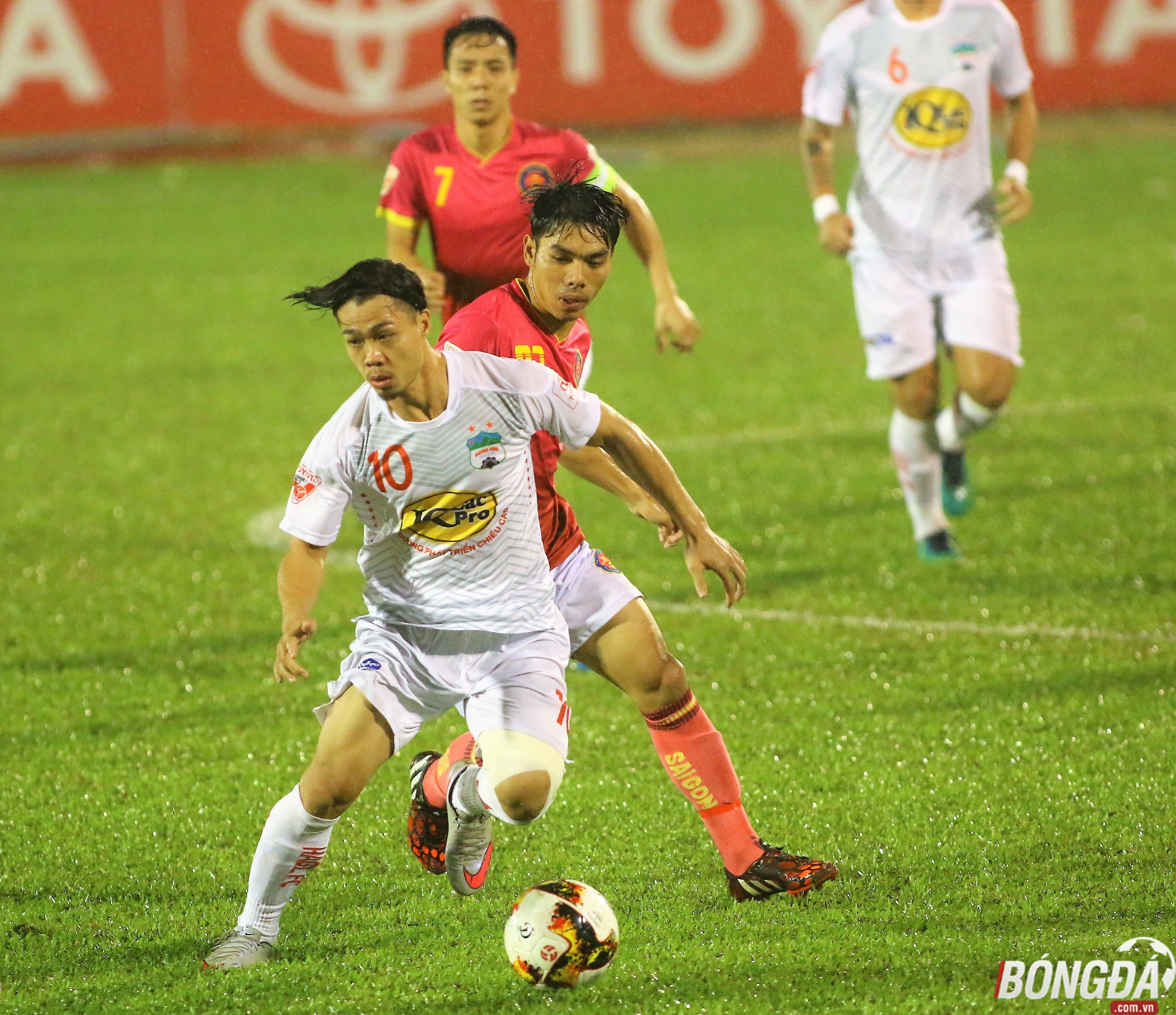 Trước một đối thủ được đánh giá khá khó chịu là Sài Gòn FC, HAGL đã có thế trận tốt và nhập cuộc đầy tự tin để chiếm lĩnh thế trận. Công Phượng và các đồng đội đã có trận đấu đáng khen trên sân Thống Nhất.