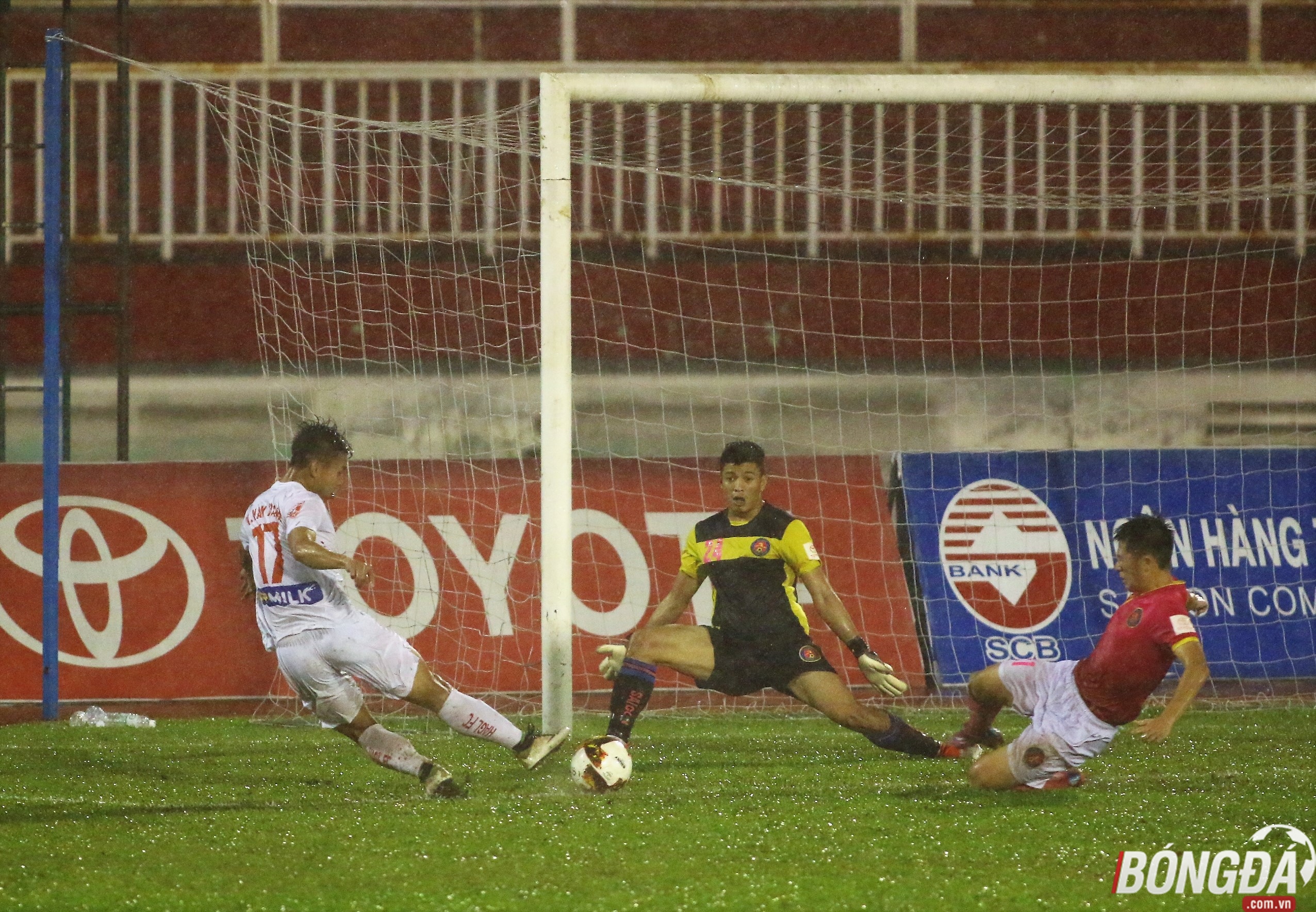 Văn Thanh trong tình huống đối đầu với khung thành thủ môn Sài Gòn FC, tuy nhiên pha dứt điểm của Thanh đã bị Đình Trọng cản phá.