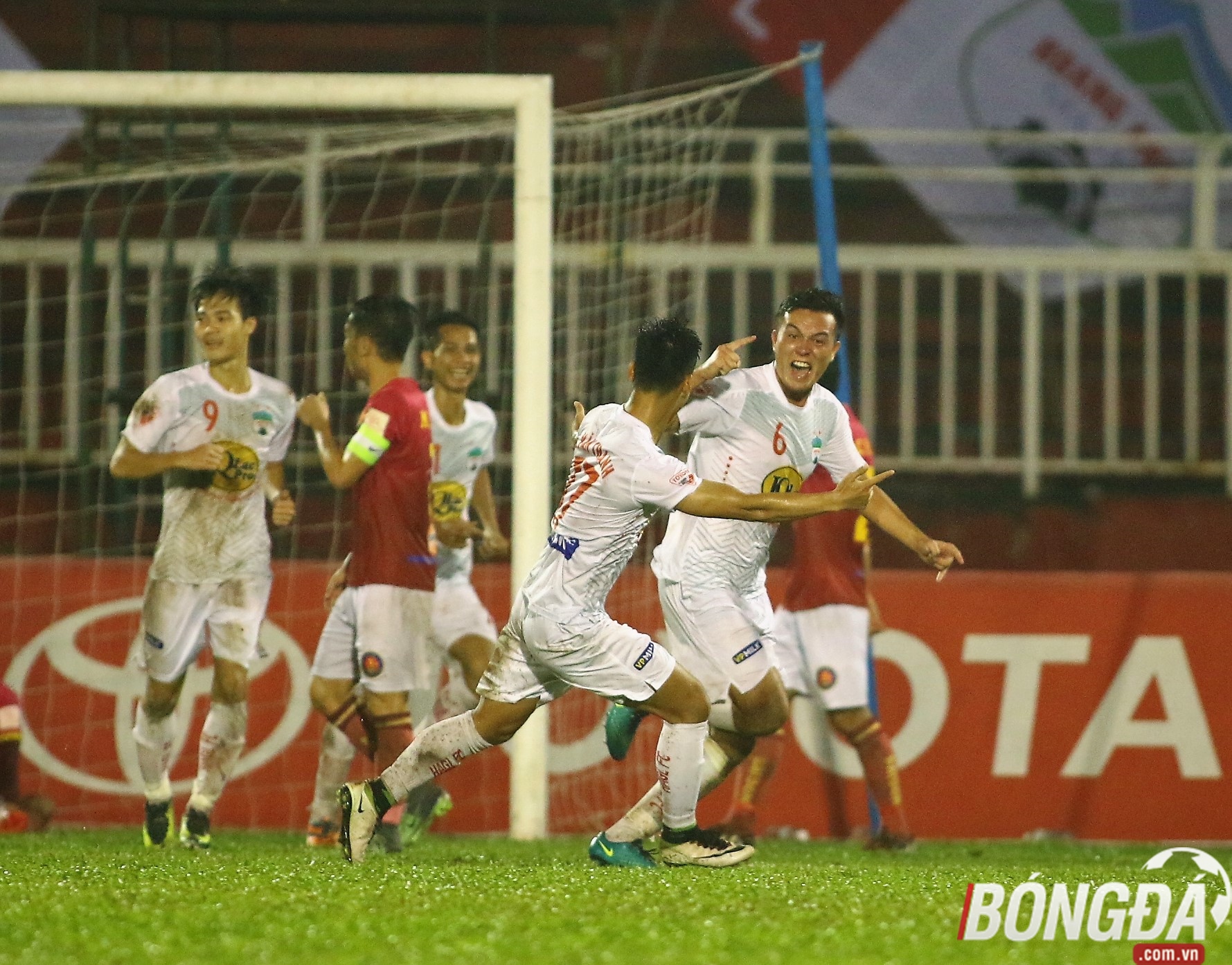 Niềm vui của các cầu thủ HAGL khi ghi bàn thắng nâng tỉ số 2-1.