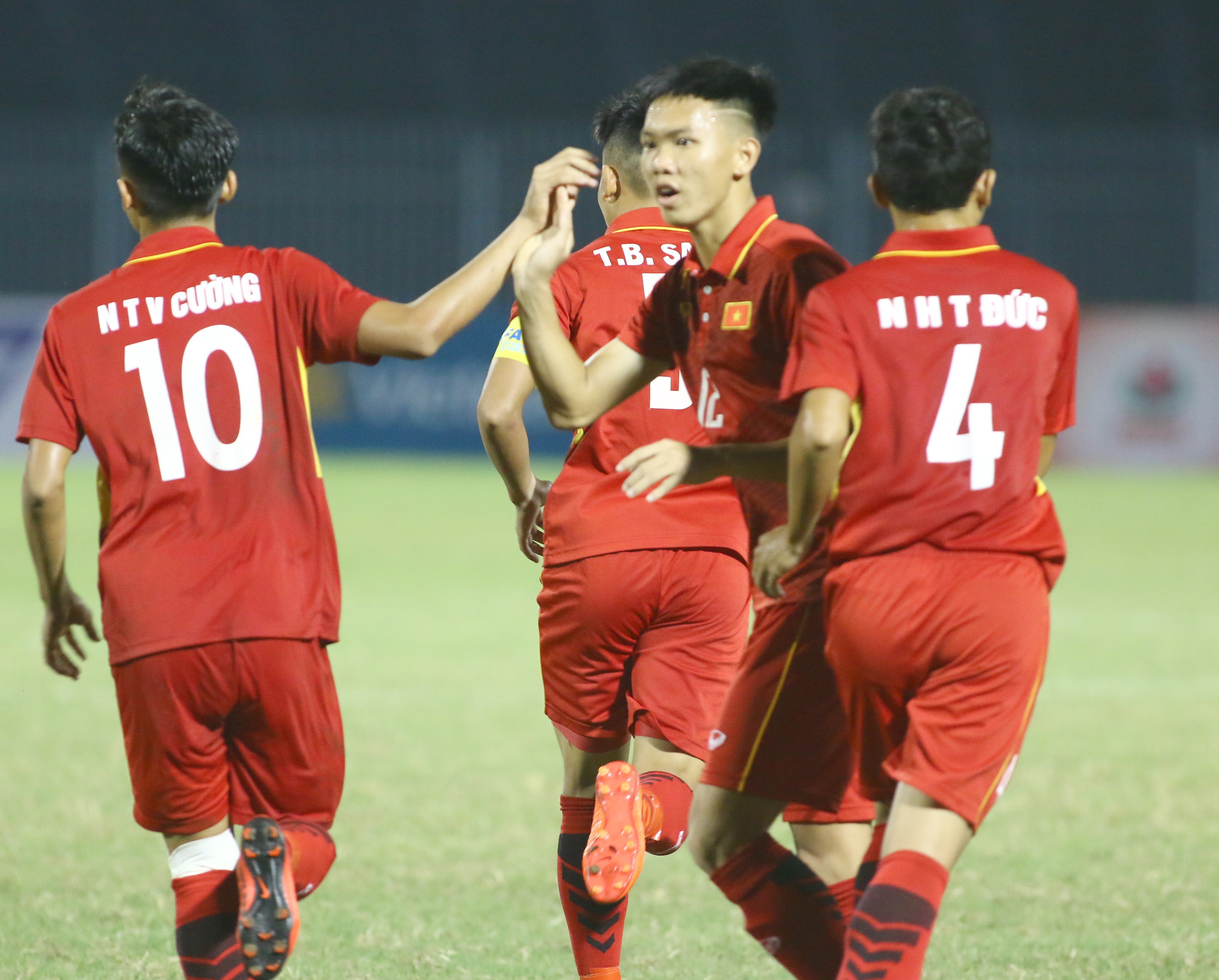 Từ một pha phản công bên phía hành lang cánh trái, U23 Việt Nam có bàn thắng rút ngắn tỉ số xuống 1-2. Bảo Toàn là người nhen nhóm cơ hội có điểm cho các chàng trai trẻ U19 Việt Nam khi hiệp hai bắt đầu được ít phút.