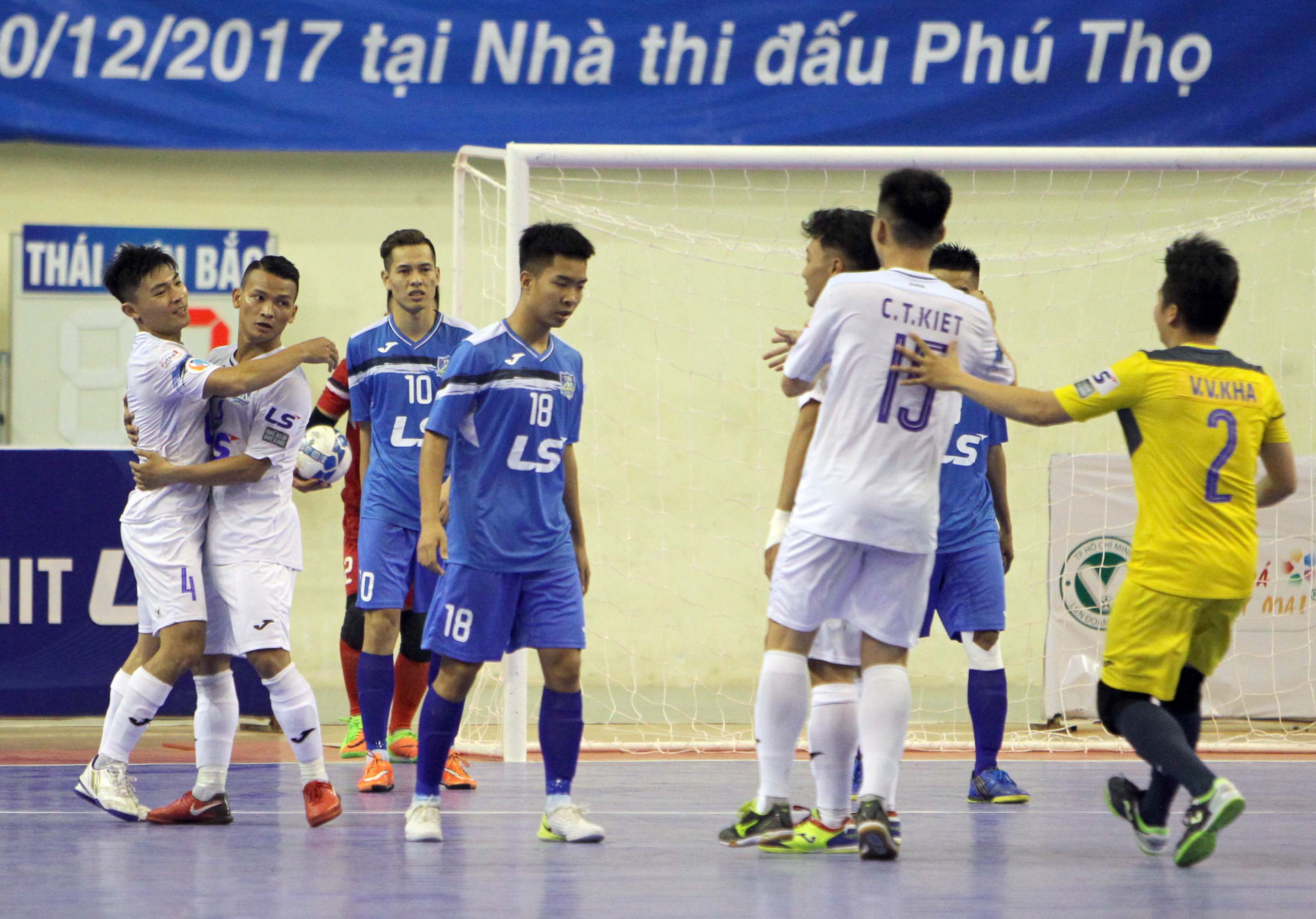 Từ một pha phối hợp khá đẹp mắt của Phùng Trọng Luân ở 3 phút sau, Văn Quý tung cú sút trực diện nâng tỉ số lên 2-0 cho nhà ĐKVĐ giải VĐQG lẫn cúp QG.
