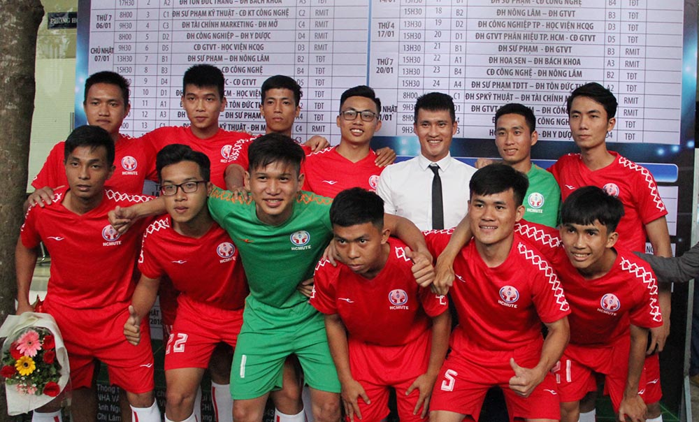 Sau buổi khai mạc có rất nhiều đội bóng cầu thủ chụp hình lưu niệm chung cùng quyền Chủ tịch, cựu cầu thủ ĐTQG Lê Công Vinh.