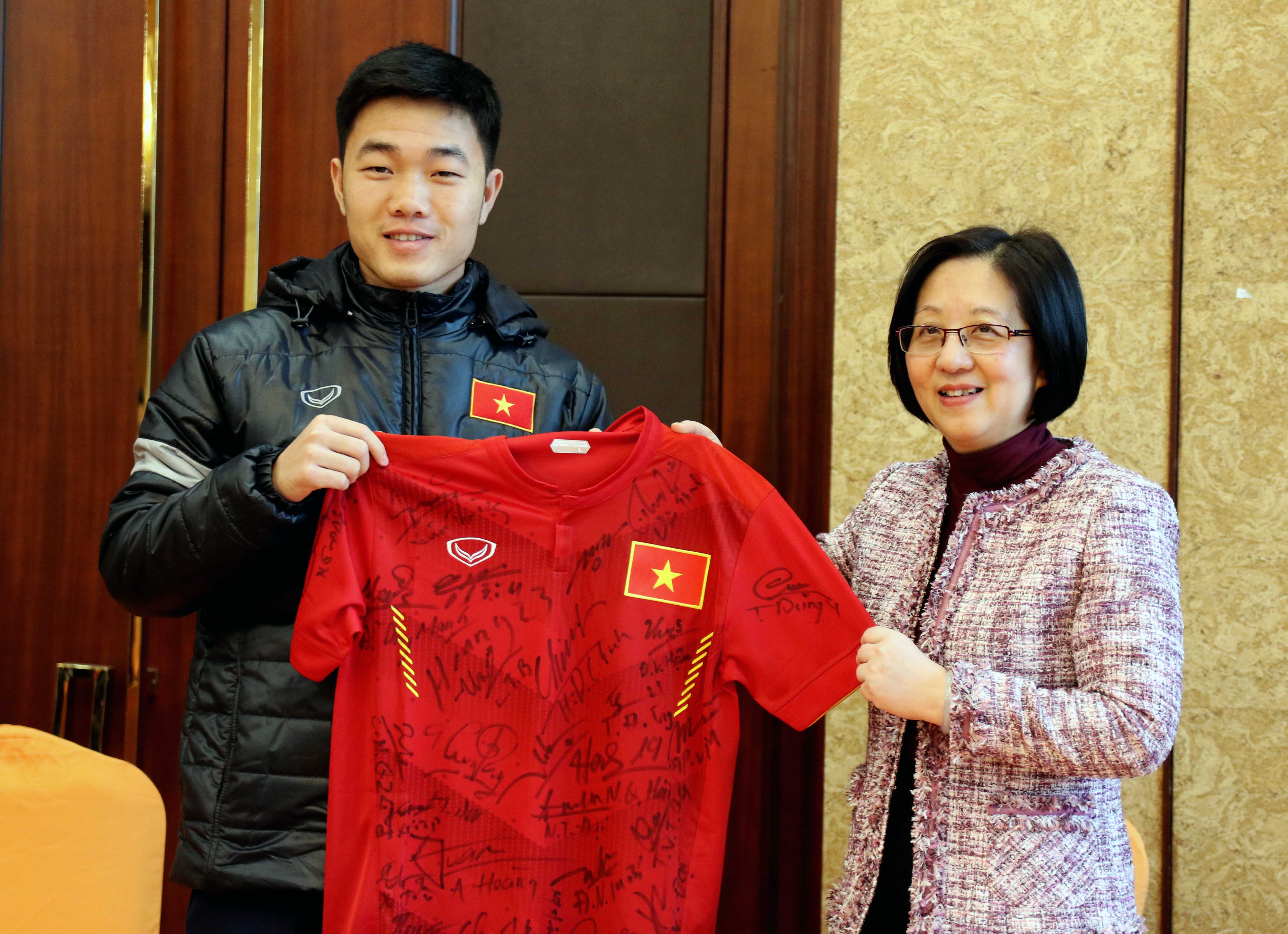 Đại diện đội trưởng U23 Việt Nam - tiền vệ Lương Xuân Trường có món quà áo đáu có đầy đu chữ ký U23 Việt Nam ở thời điểm hiện tại.