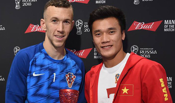 Tiến Dũng U23 trao giải cầu thủ xuất sắc trận bán kết World Cup 2018 - Bóng Đá