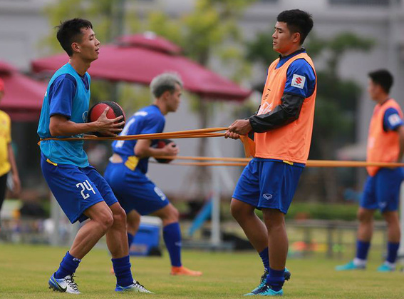 U23 Việt Nam chuẩn bị ASIAD CUP 2018: Đức Chinh bị ép giảm cân, Công Phượng vẫn tập riêng - Bóng Đá