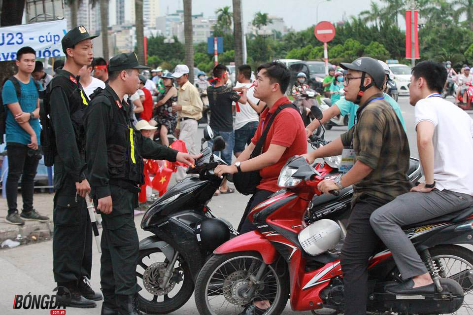 Lực lượng an ninh kiểm tra khán giả trước khi vào sân.