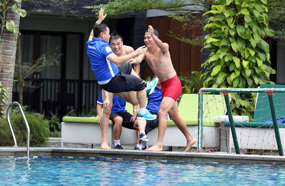 U23 Việt Nam tươi cười, thư giản tại bể bơi sẵn sàng tranh huy chương đồng với UAE - Bóng Đá