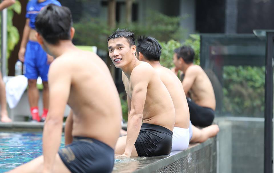 Trưa ngày 30/8, các cầu thủ U23 Việt Nam có buổi thả lỏng ở hồ bơi khách sạn Aston Sentul (Bogor - Indonesia). Dù đã thi đấu hết mình nhưng thầy trò HLV Park Hang-seo không thể vượt qua U23 Hàn Quốc và chấp nhận thất bại 1-3.