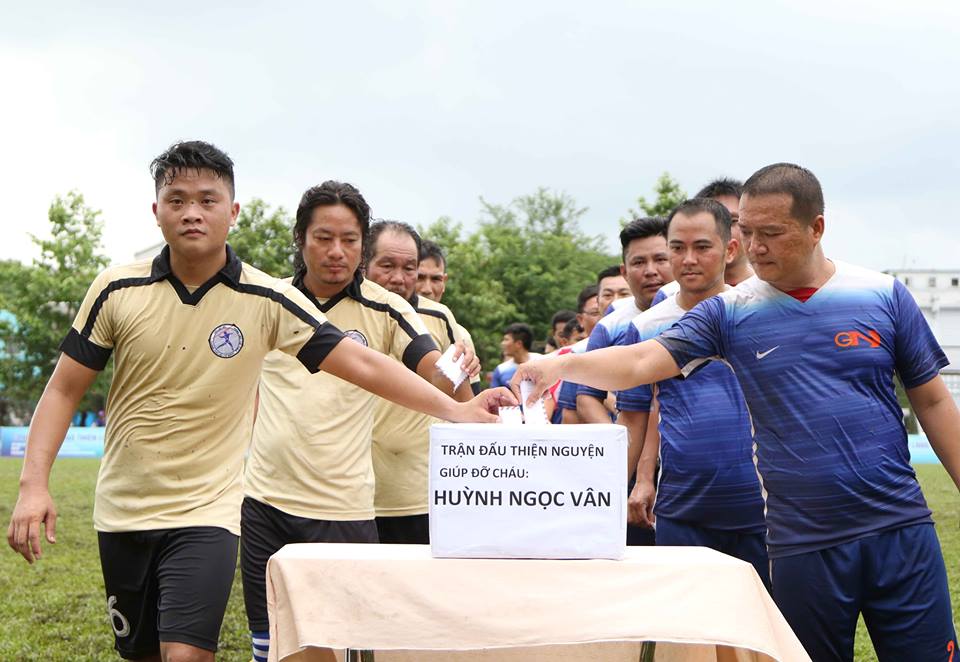 Hai đội PTV Sài Gòn và Mạnh Cường FC chung tay giúp đỡ cháu Vân vượt qua khó khăn.