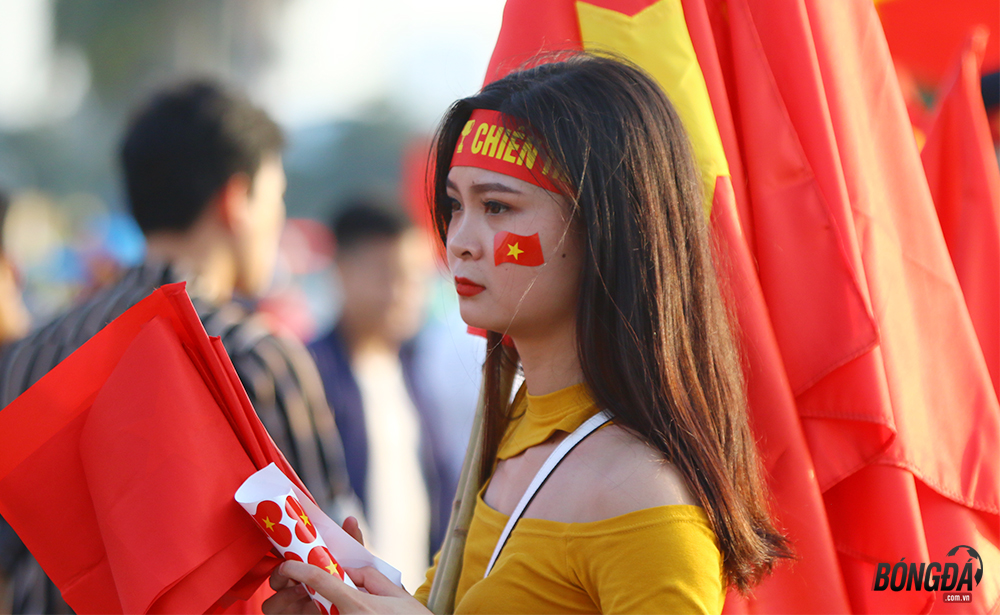 Chùm ảnh hotgirl bốc lửa cổ vũ ĐT Việt Nam - Bóng Đá