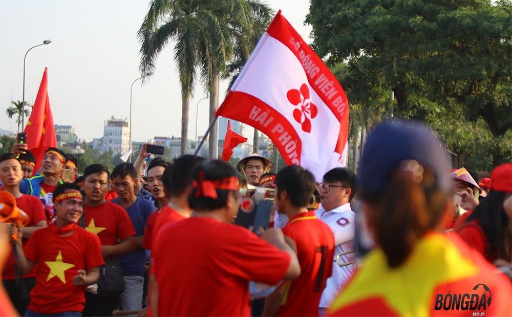 Có khá nhiều lá cờ của hội CĐV Hải Phòng đi cùng những quả pháo sáng.