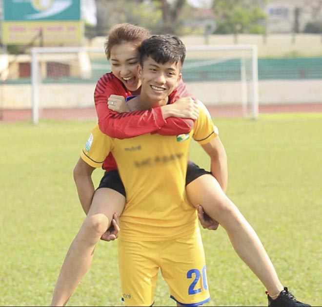 Được biết, Phan Văn Đức có cô bạn gái xinh, Nguyễn Ngọc Nữ cũng có mặt trên sân Mỹ Đình theo dõi Đức "cọt" thi đấu.