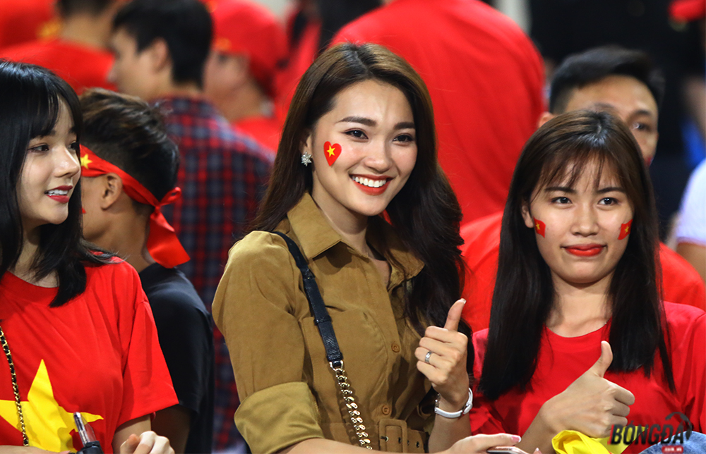 Hot girl lọt vào top 10 Hoa hậu Việt Nam 2017 đã bày tỏ sự vui sướng với chiến thắng này của tuyển Việt Nam.