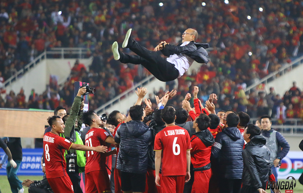 HLV Park Hang-seo tặng Cup vàng cho người hâm mộ Việt Nam - Bóng Đá