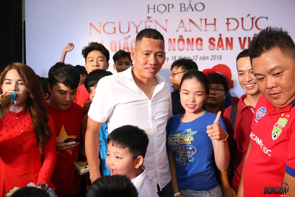 Không ai khác chính tiền đạo Anh Đức là "vua phá lưới" của ĐT Việt Nam với 4 bàn ghi được ở AFF Cup 2018. Đặc biệt quan trọng, Đức Eto'o chính là chân sút ghi bàn thắng duy nhất trong trận đấu trên sân Mỹ Đình, giúp ĐT Việt Nam đánh bại Malaysia với tổng tỉ số 3-2 để đăng quang ngôi vô địch năm nay.