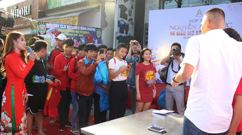 Đặc biệt, ở tuổi 33 nhưng Anh Đức vẫn thi đấu rất sung mãn và liên tiếp "nổ súng" cho ĐT Việt Nam. Được biết, sau mỗi mùa giải kết thúc, kỳ nghỉ tết... Anh Đức đều có HLV thể lực riêng, điều này giúp anh có phong độ tốt.