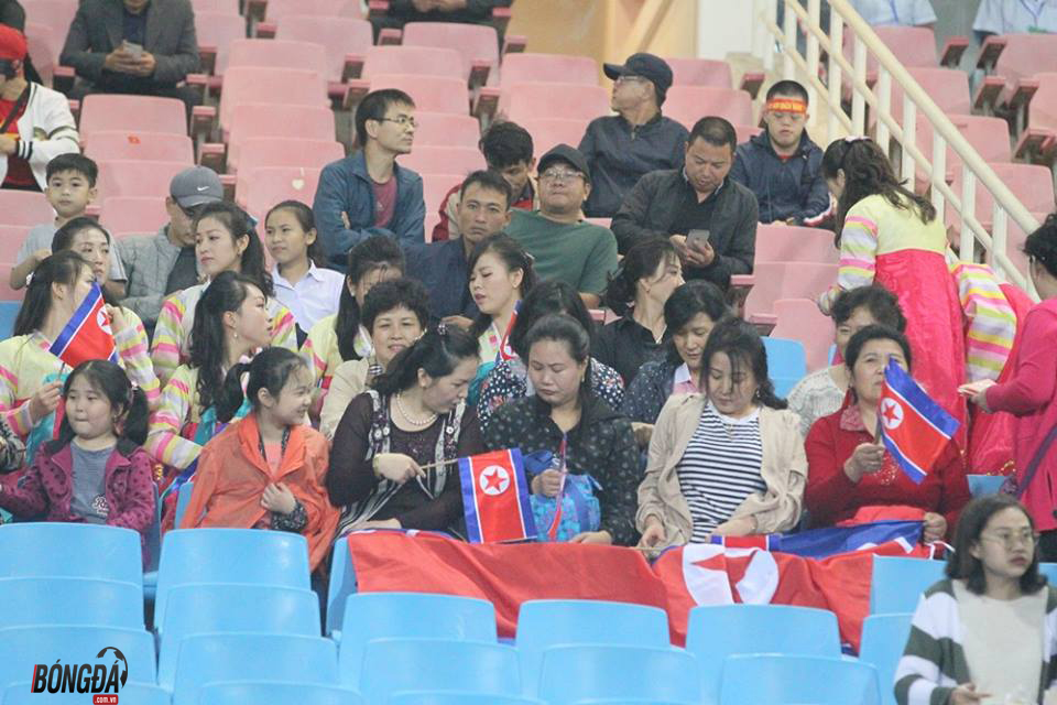 Không khí trên khán đài sân Mỹ Đình.