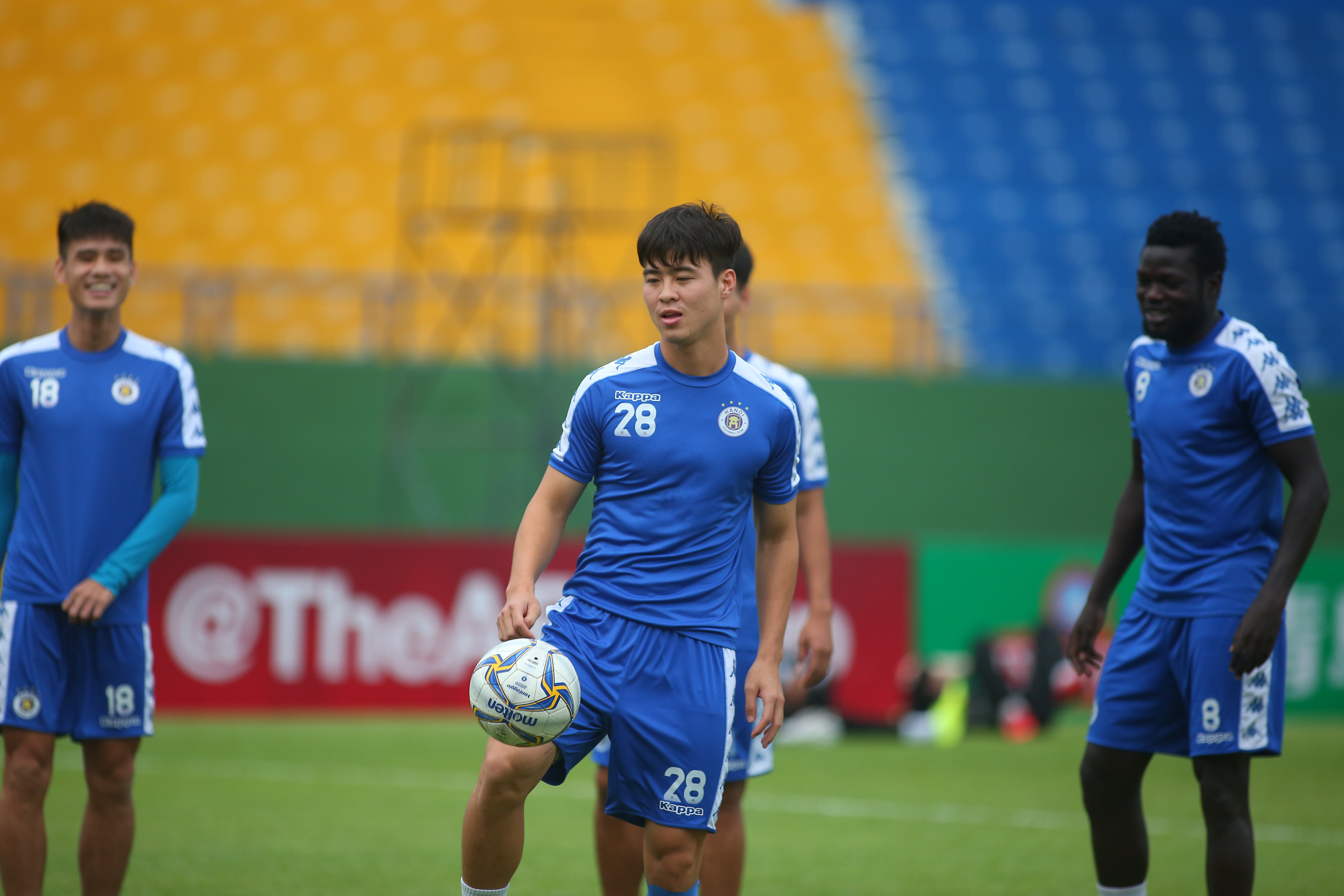 Hà Nội đấu Bình Dương chung kết AFC Cup 2019: Đức Huy chấn thương, Quang Hải tập riêng - Bóng Đá