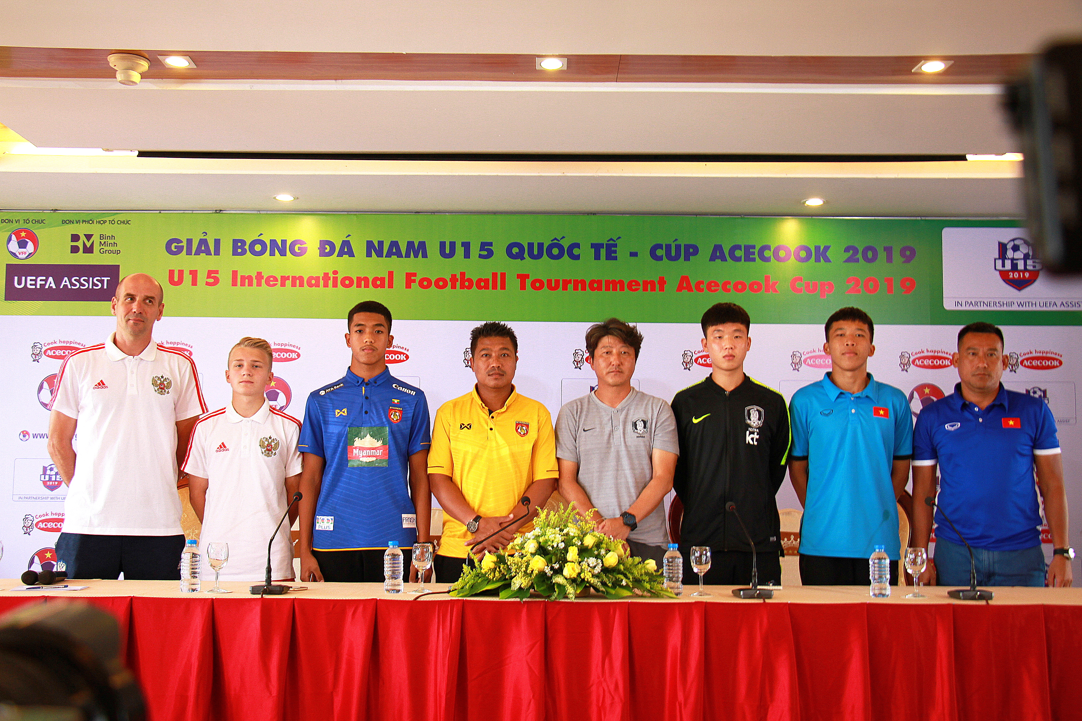 Các HLV có mặt trong buổi họp báo U15 Quốc tế 2019. Ảnh: VFF.