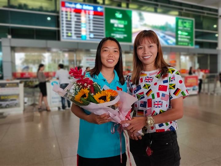 Kiều Chinh chụp ảnh kỷ niệm cùng với cầu thủ Huỳnh Như - Người ghi bàn thắng duy nhất cho ĐT nữ Việt Nam đánh bại Thái Lan để lên ngôi vô địch.