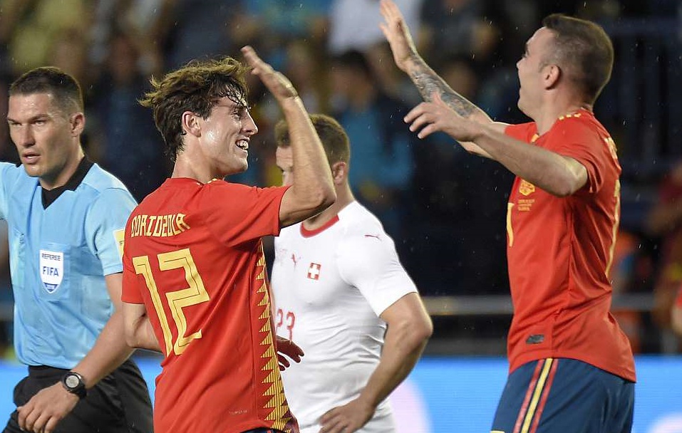 Niềm vui của Odriozola sau khi ghi bàn thắng.