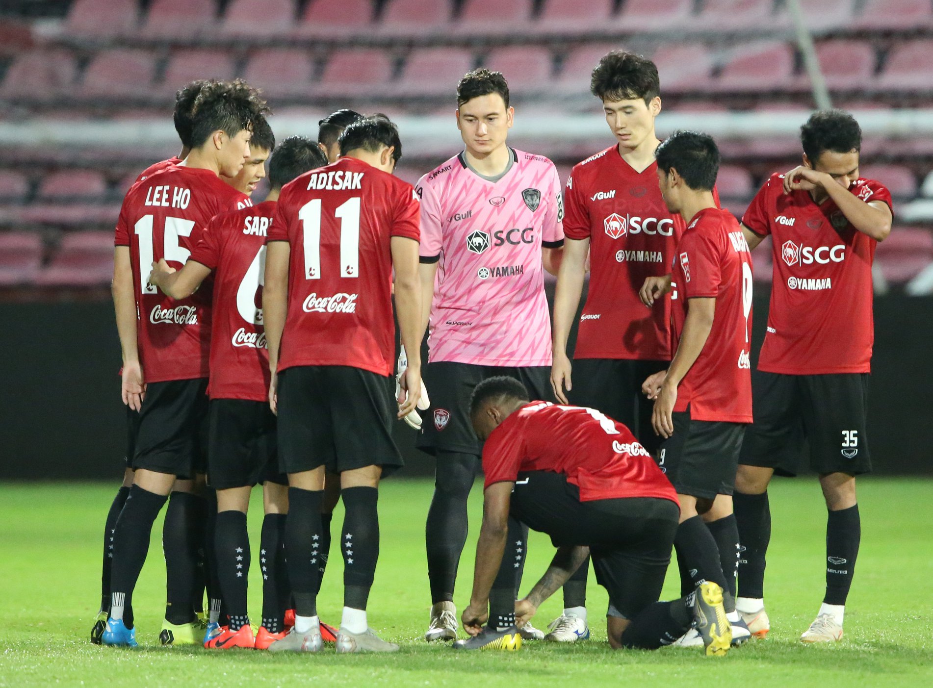 Muangthong United và thủ môn Đặng Văn Lâm đang xếp chót bảng Thai-League.