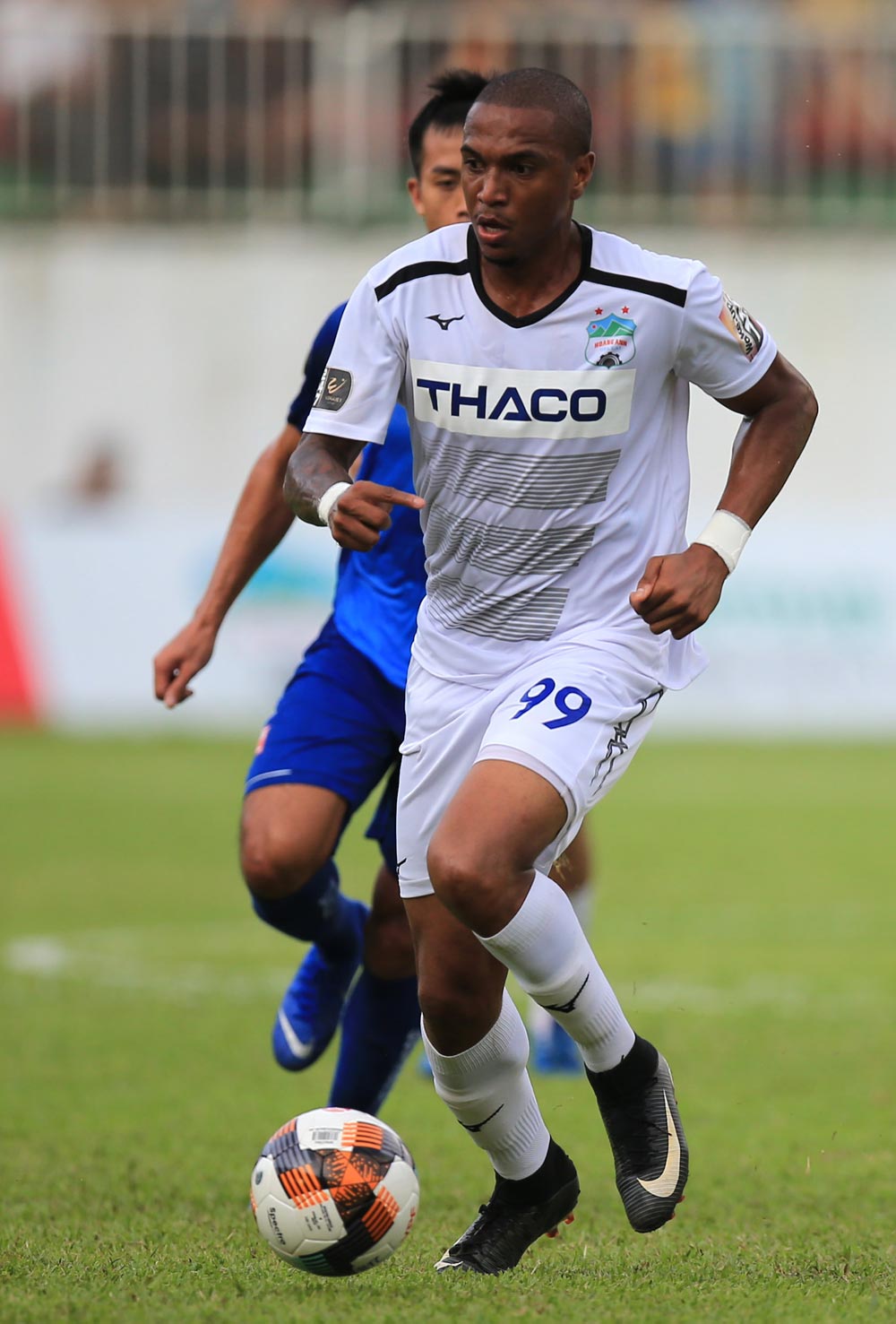 Filipe Martins vẫn tịt ngòi sau 3 trận đấu cùng HAGL tại V-League. Ảnh VPF.