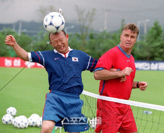 HLV Park Hang-seo tái ngộ cố nhân Guus Hiddink.