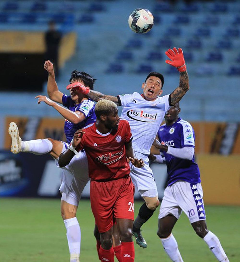 Tình huống tranh cãi trận Hà Nội vs TP.HCM. Ảnh: VPF.