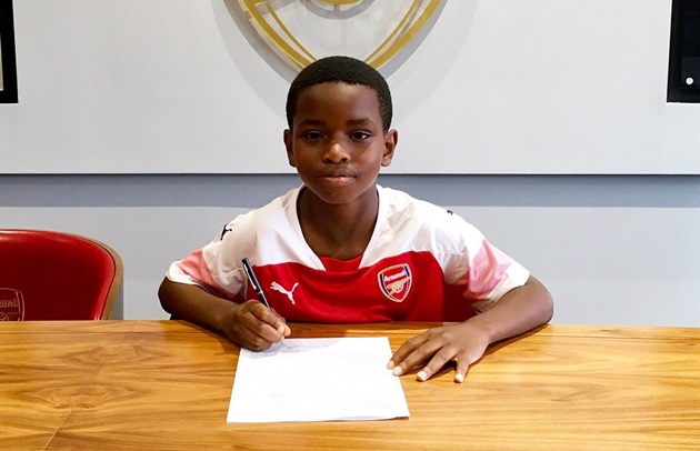 SỐC: Arsenal ký hợp đồng với cậu bé 9 tuổi! - Bóng Đá