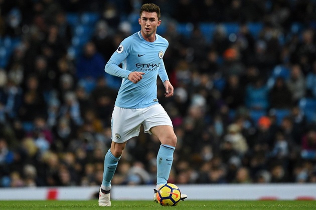 Trong khi Laporte lại giúp Man City thoát pressing hiệu quả.