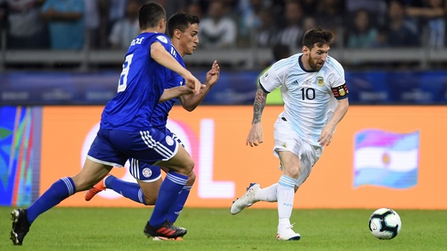 Messi lạc lõng trong hệ thống chiến thuật của Scaloni.