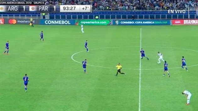 Lionel Messi cô độc giữa vòng vây các cầu thủ Paraguay.