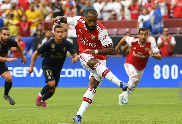 Alexandre Lacazette sớm có bàn mở tỷ số trên chấm 11 mét từ tình huống dùng tay chơi bóng của Nacho trong vòng cấm. Song song đó, trung vệ này cũng bị truất quyền thi đấu và Real Madrid chỉ còn chơi với 10 người.