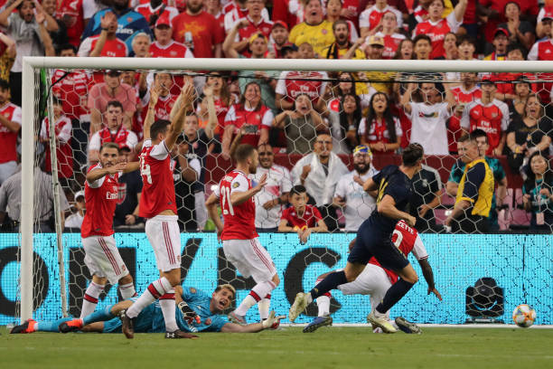 Real Madrid vượt qua Arsenal trong trận cầu có tới 2 tấm thẻ đỏ - Bóng Đá