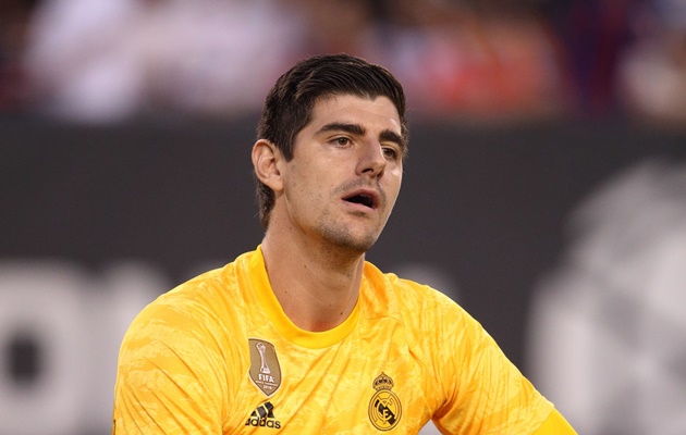 Thibaut Courtois trở thành nạn nhân bất đắc dĩ của Costa, vẻ mặt của thủ môn người Bỉ trông thật tội nghiệp và đáng thương. Trước mặt anh là hàng thủ vô cùng tệ hại.