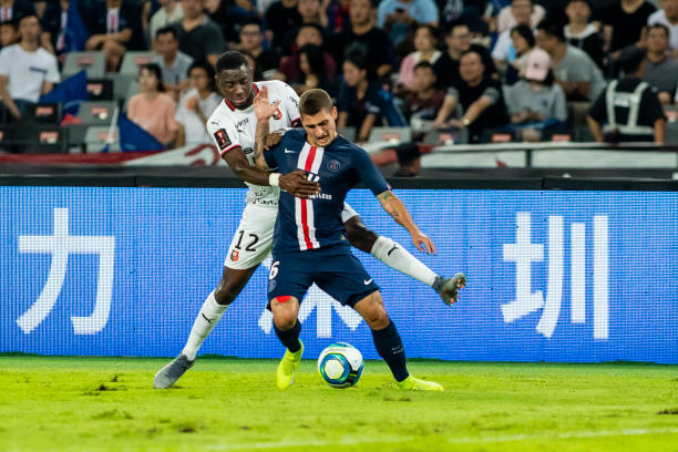Nhận bàn thua sớm khiến PSG đẩy cao đội hình, tạo sức ép liên tục về phía khung thành Rennes.