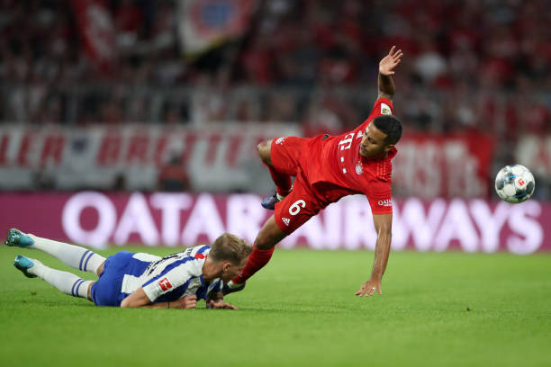 Lewandowski tỏa sáng, Bayern hú vía thoát thua ngày ra quân - Bóng Đá