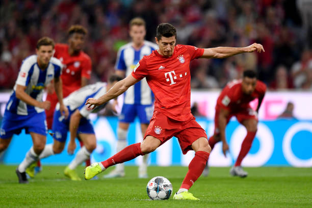 Lewandowski tỏa sáng, Bayern hú vía thoát thua ngày ra quân - Bóng Đá