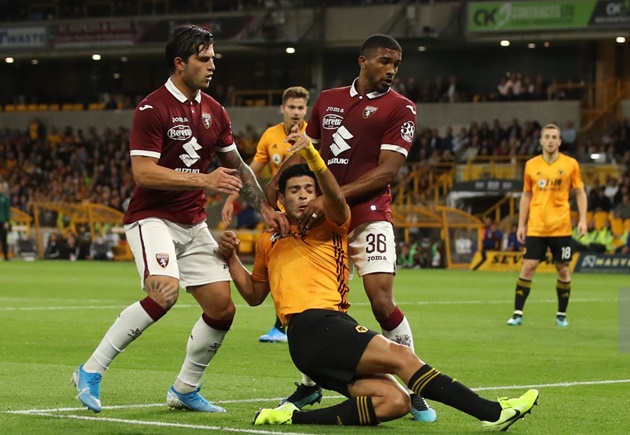 Tuy nhiên, Wolves tiếp tục cho thấy mình mới là đội sắc sảo hơn. Phút 30. từ đường chuyền bên cánh phải của đồng đội, Raul Jimenez tung ra cú dứt điểm quyết đoán ở góc hẹp, mở tỷ số trận đấu.