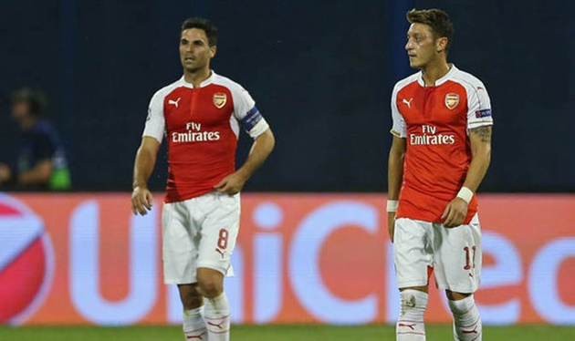 Arteta từng có 3 năm chơi bóng bên cạnh Mesut Ozil.