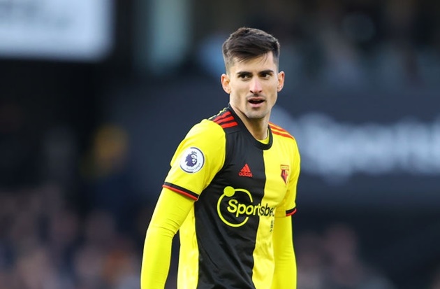 Salah vẫn vui vẻ đổi áo với cầu thủ của Watford Ignacio Pussetto sau khi trận đấu kết thúc.