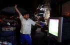 Người Myanmar xem MU vs Arsenal bên chiếc tivi cũ