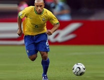 Top 5 hậu vệ trái xuất sắc nhất trong lịch sử của Brazil: Roberto Carlos số 2 