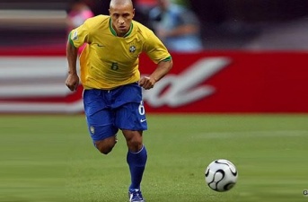Top 5 hậu vệ trái xuất sắc nhất trong lịch sử của Brazil: Roberto Carlos số 2 