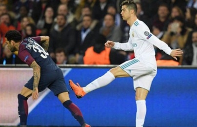  Ronaldo vung chân đá Dani Alves khi bị thổi việt vị 