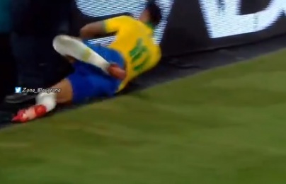 SỐC! Sao Tottenham "giúp" Neymar đập thẳng mặt vào... biển quảng cáo 