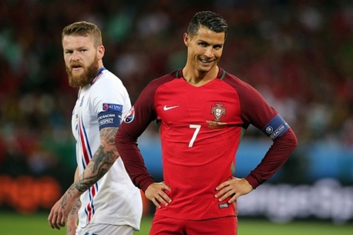 Ronaldo bất lực trước sự kiên cường của Iceland.