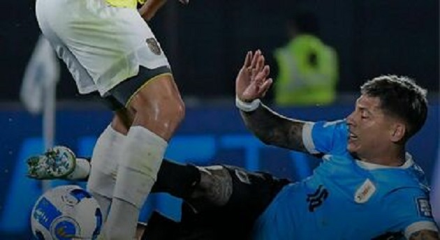 Marcelo Bielsa đã thực hiện sự thay người đầu tiên của mình vào phút thứ 82 vì bắt buộc.